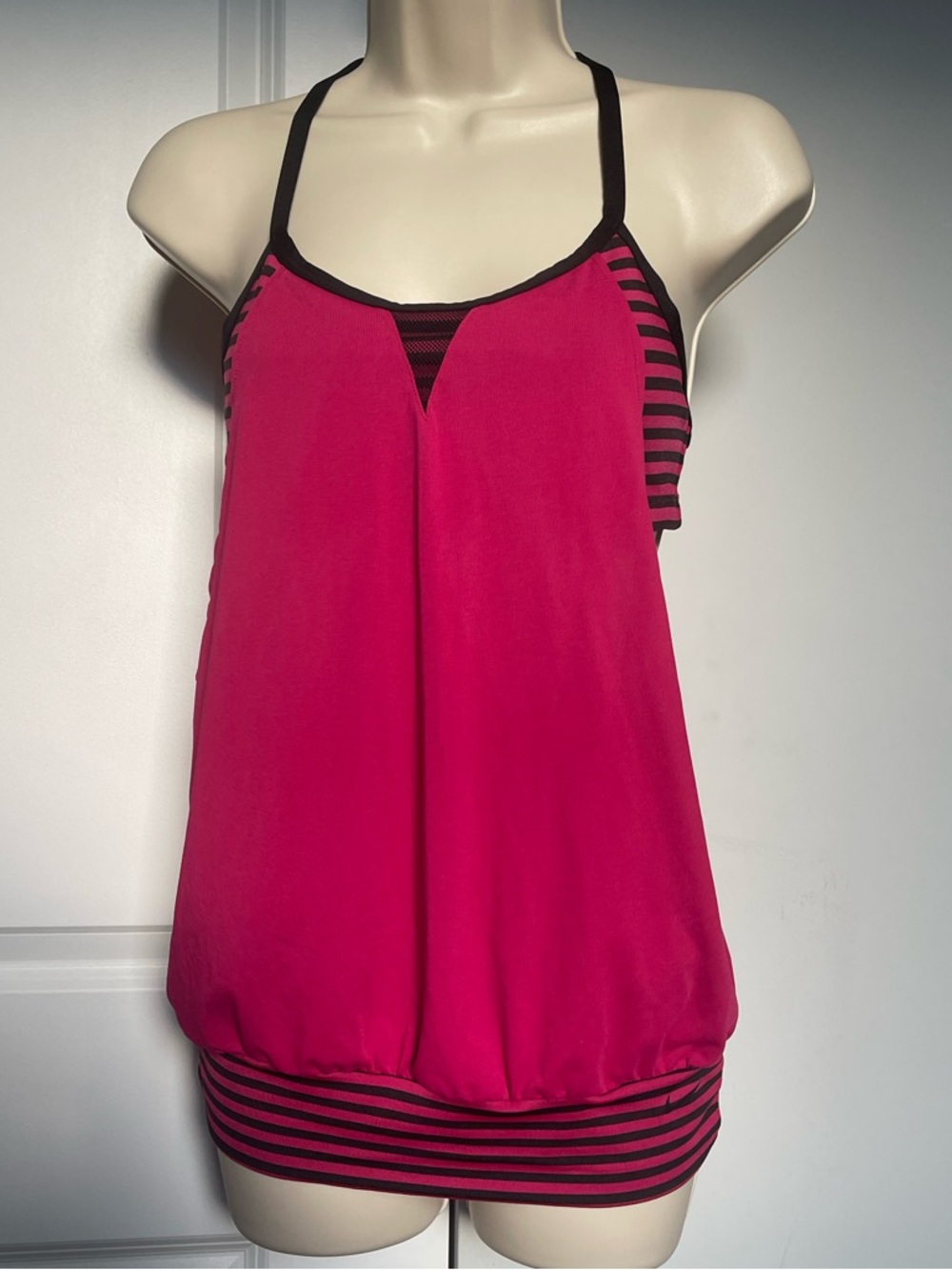 Nike Women’s Fuchsia Tank Top Built-In Bra Striped Trim Size Medium Athletic